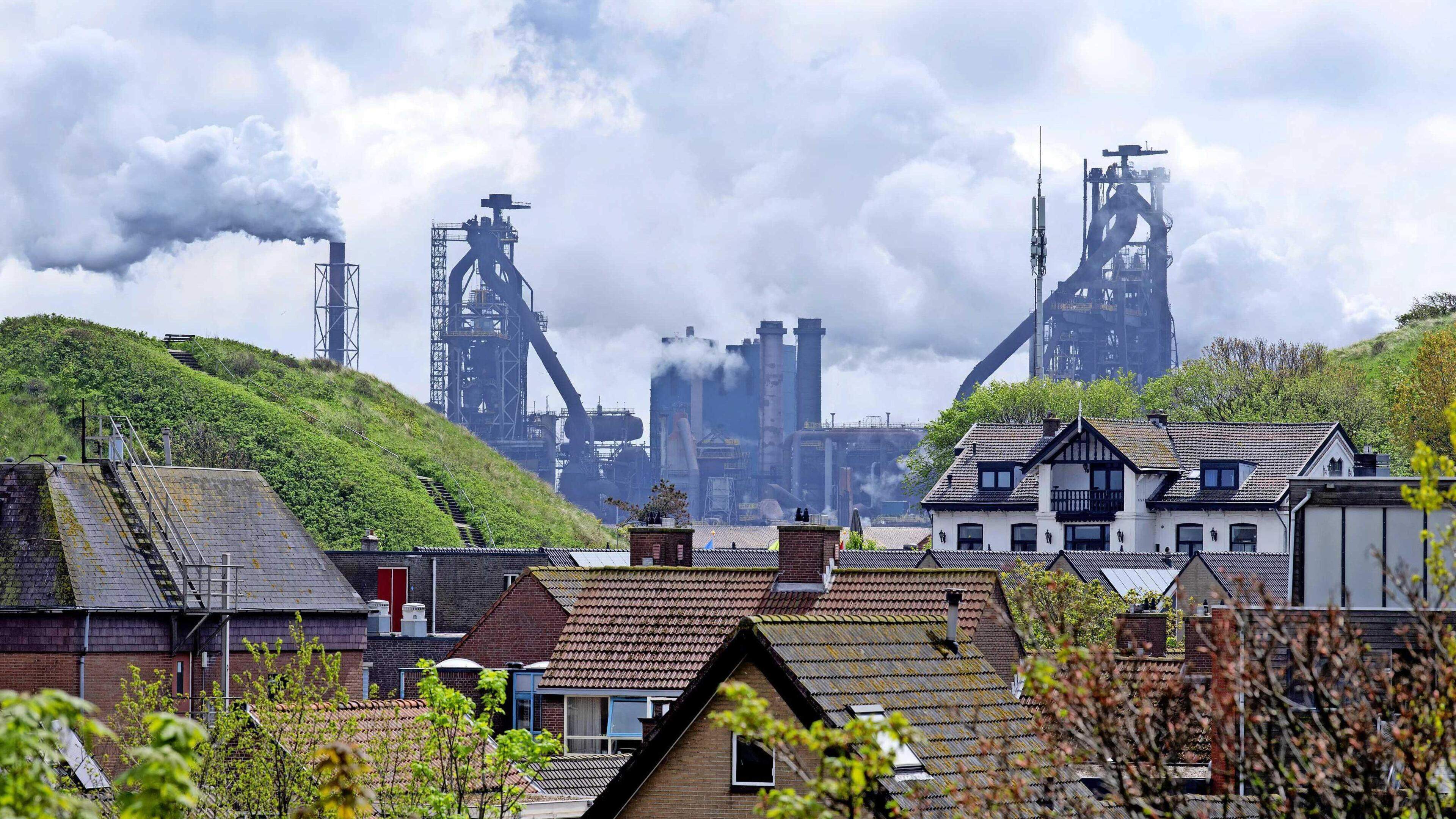 Tata Steel vervolgd wegens opzettelijke uitstoot schadelijke stoffen; kabinet beslist in september over gevolgen voor 2 miljard aan staatssteun